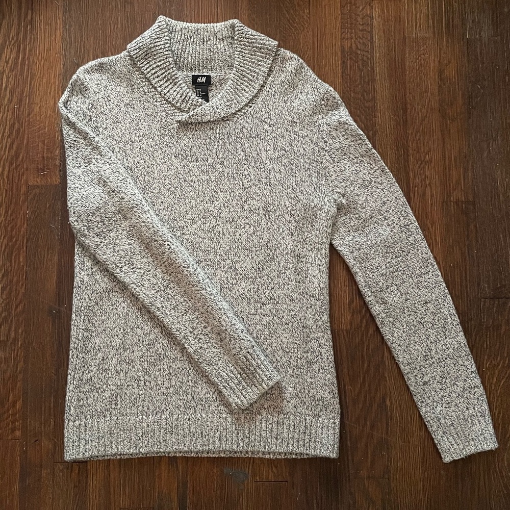 Black and white H&M medium Men’s sweater 🌟